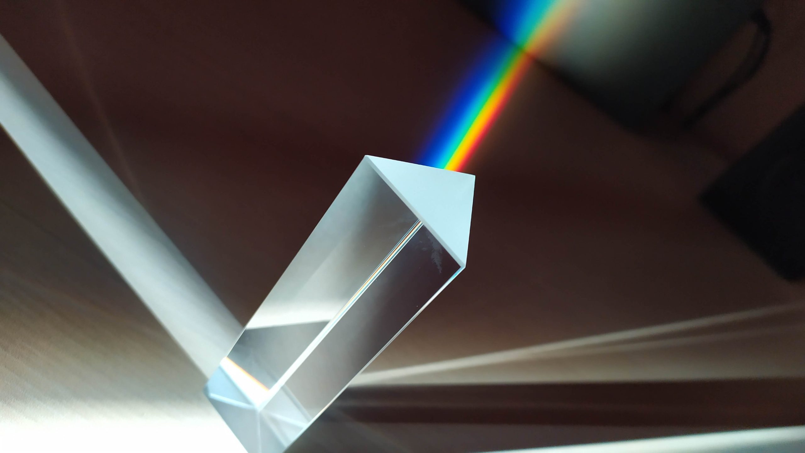imagen de prisma y descomposicion de la luz
